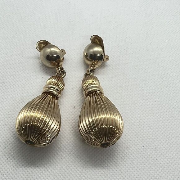Gold Tone Fluted Teardrop Dangle Clip On Earrings Runway Fabulous Statement Drag - Picture 6 of 6